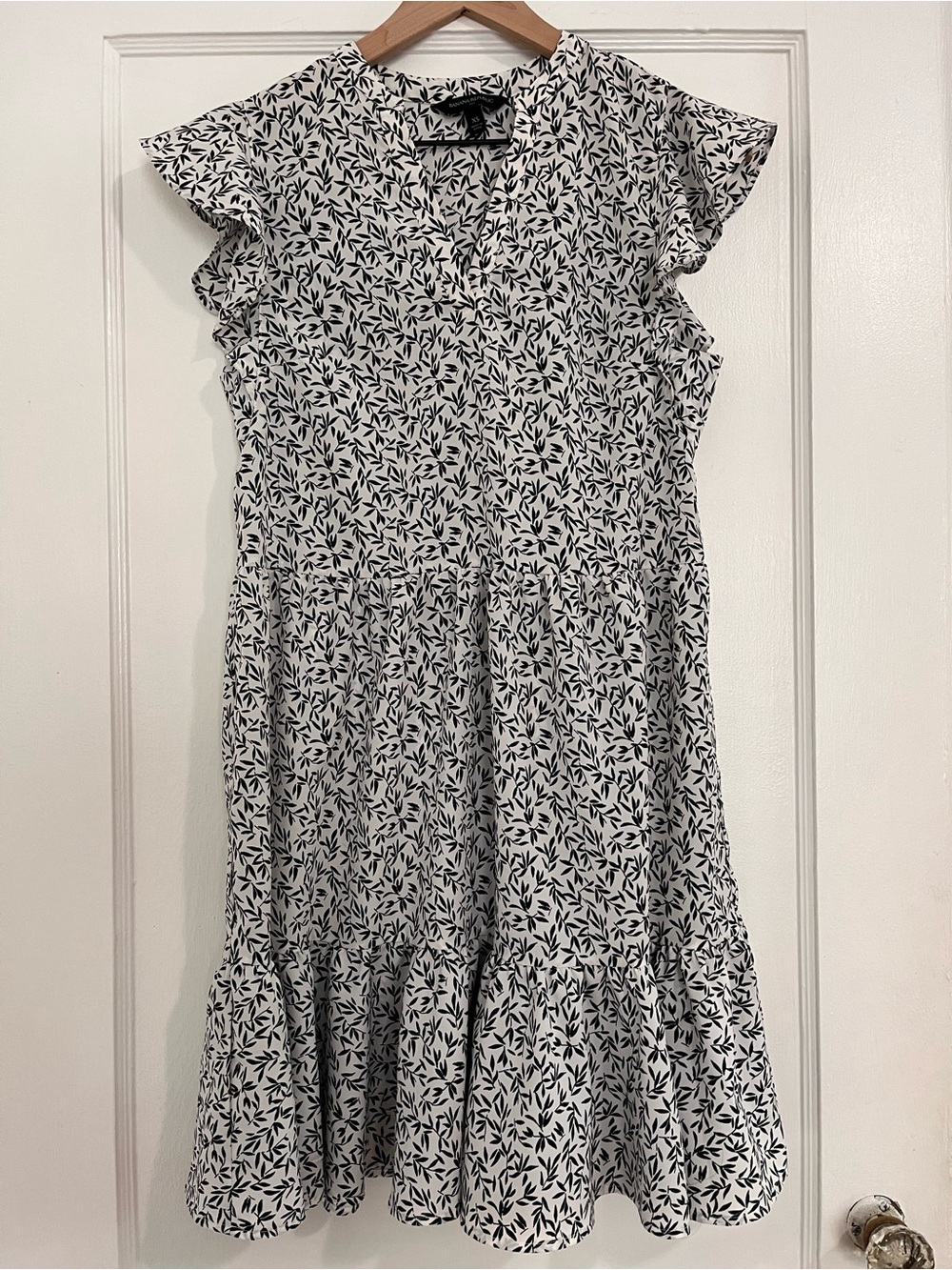 Banana Republic White & Black Leaf Print Tiered Dress